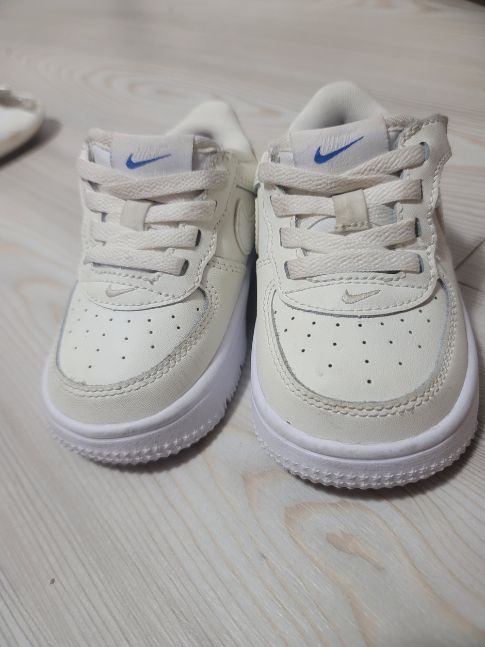 Nike Toddler White and Beige Low-Top Sneakers with Blue Swoosh